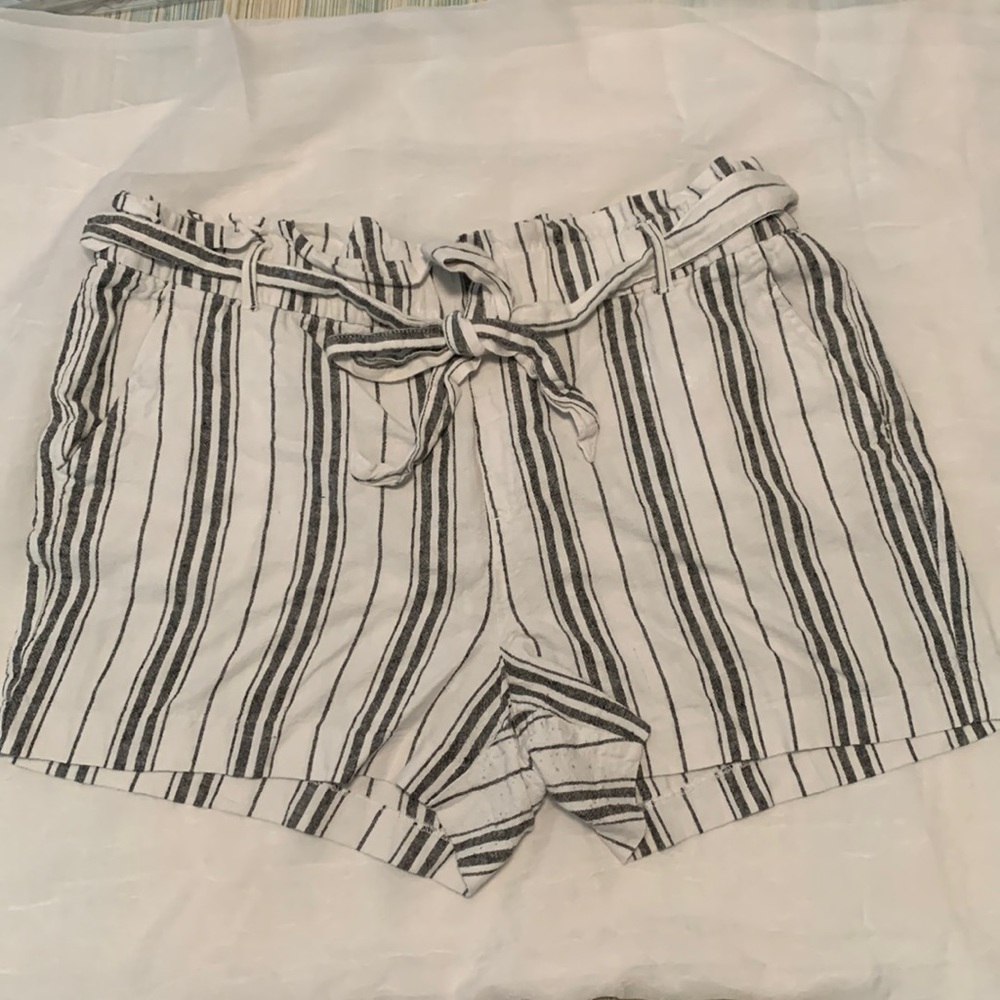 Old Navy Size 14 Black & White Striped Knit Shorts.